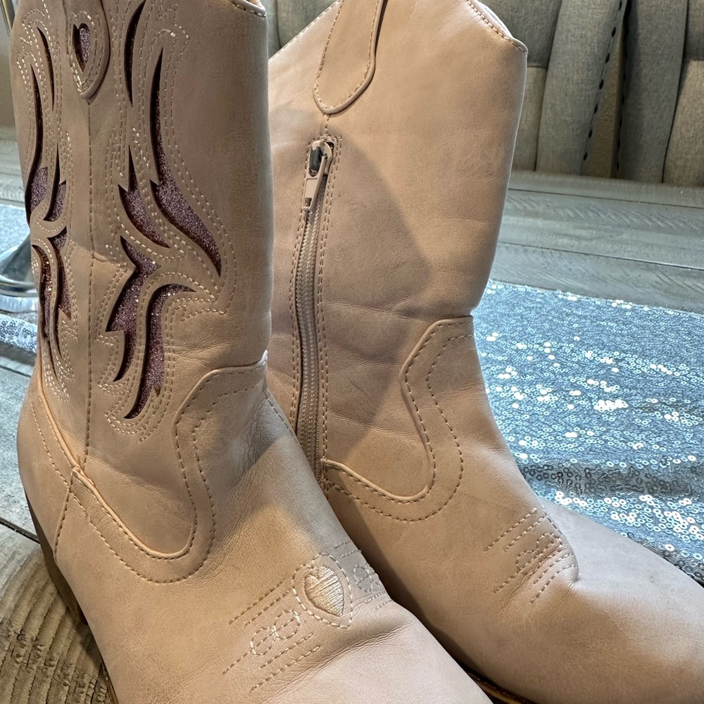 Boots - Picture 3 of 3